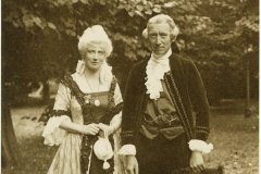 Marius en Annie van der Veur-van Wijk in historisch kostuum (1930)