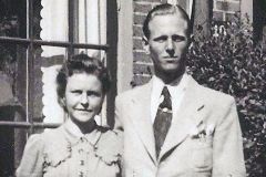 Hendrik van der Veur (1922-2007) en zijn verloofde Anna Emo in 1942